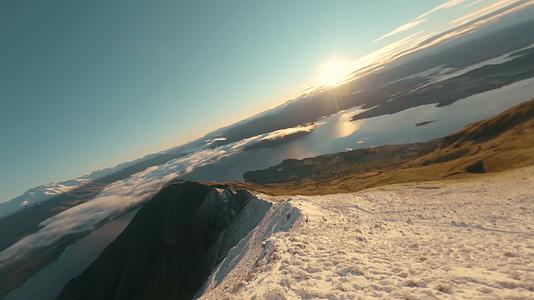 穿越机傍晚飞行雪山山脊视频的预览图