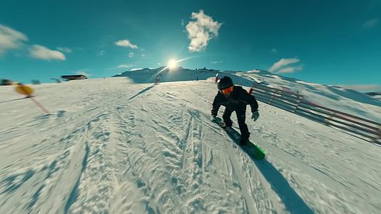 雪场男子单板滑雪下坡视频的预览图