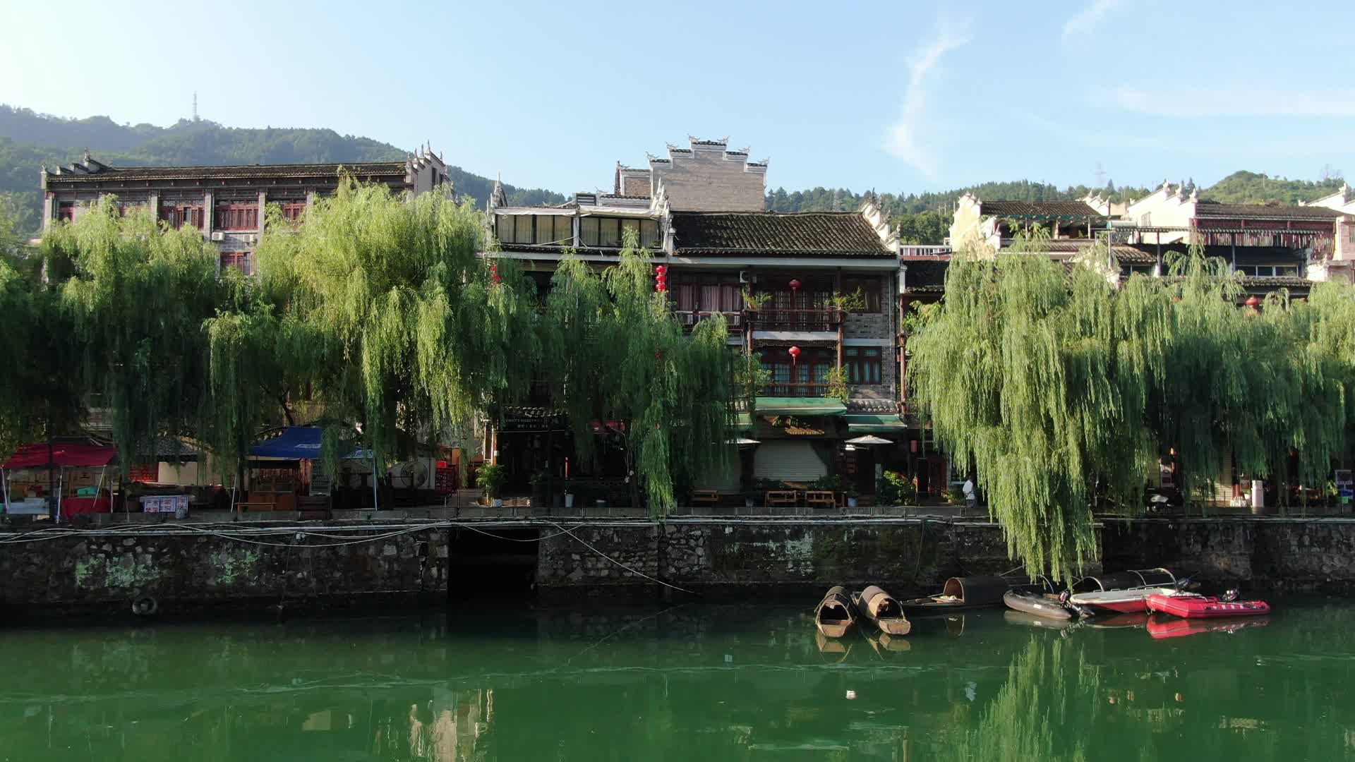 航拍贵州镇远古镇舞阳河古建筑视频的预览图