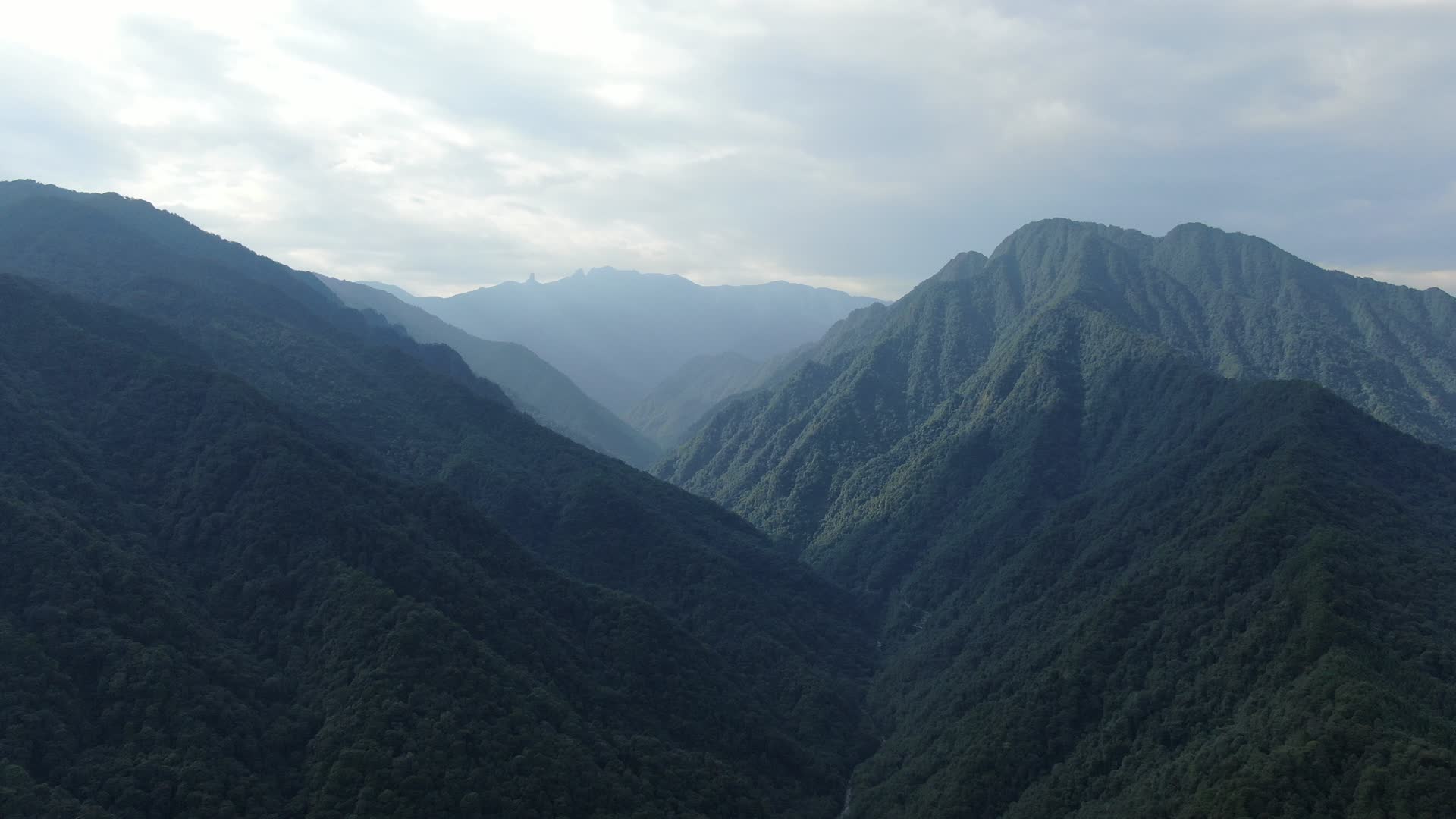 航拍雄伟大山丘陵山脉视频的预览图