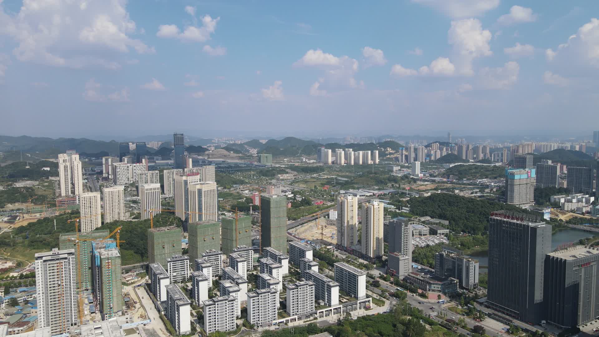 航拍城市建设施工高楼视频的预览图