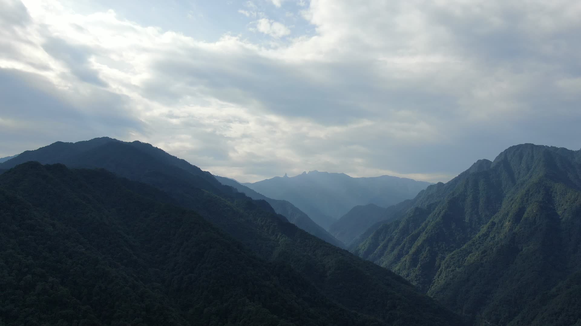 航拍雄伟大山丘陵山脉视频的预览图