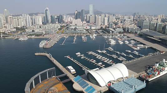 航拍山东青岛奥帆广场帆船码头视频的预览图