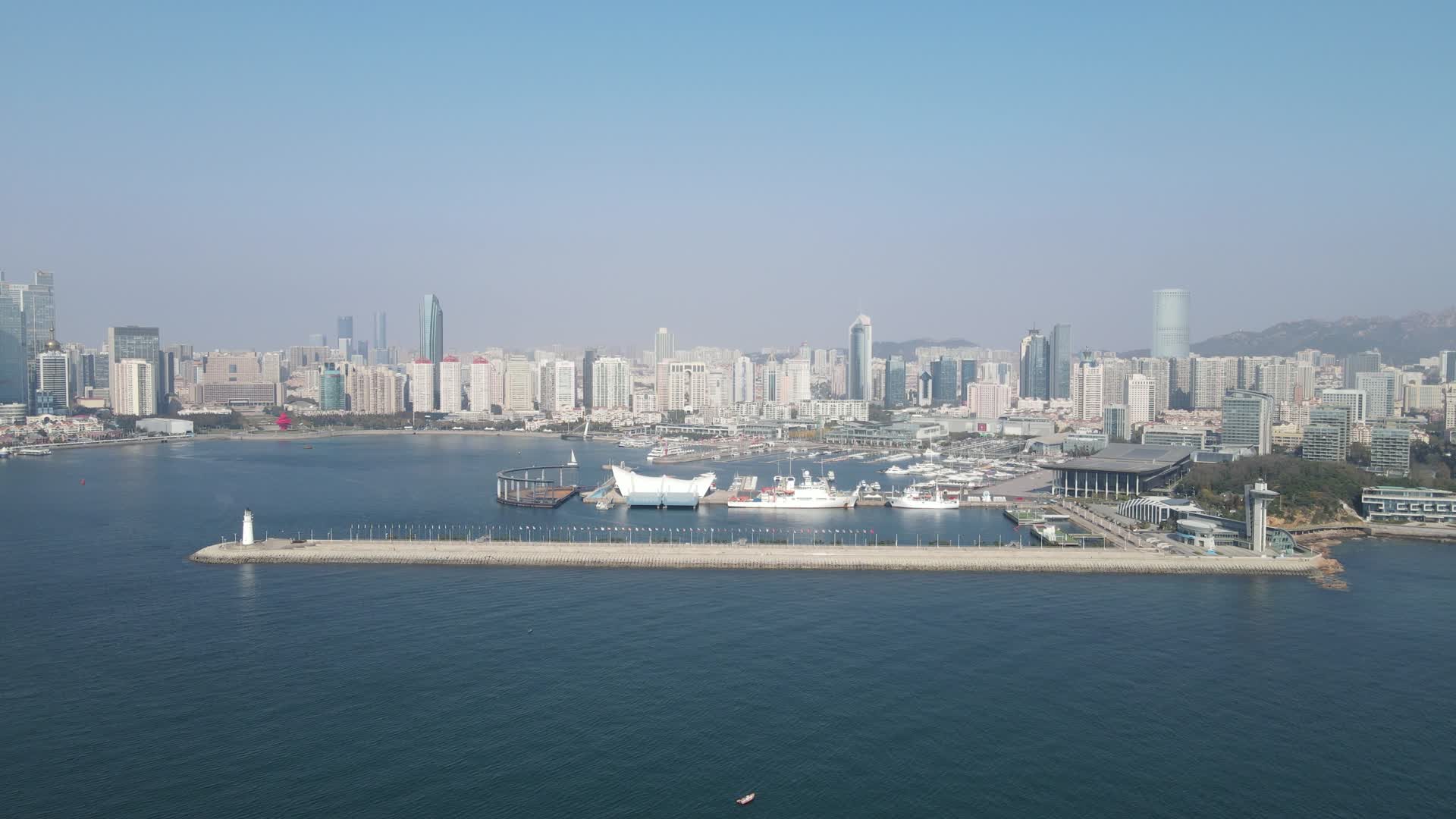 航拍山东青岛奥帆广场帆船码头视频的预览图