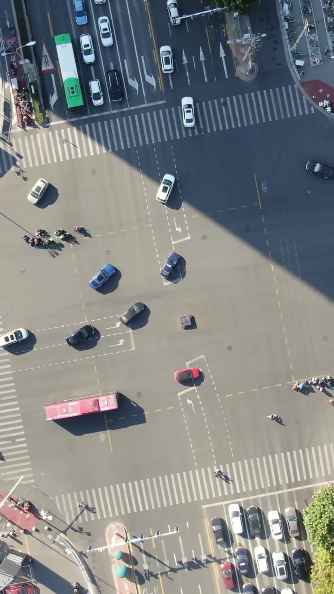城市十字交叉路口竖屏航拍视频的预览图