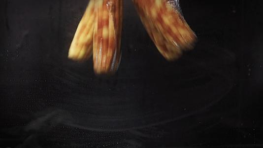 花糯玉米入水慢动作升格视频视频的预览图