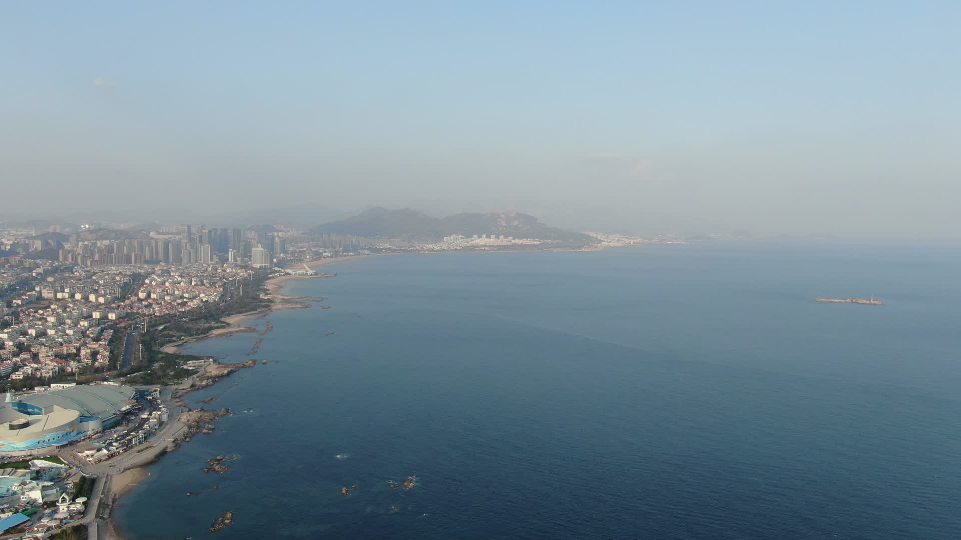 航拍山东青岛城市风光海边景色视频的预览图