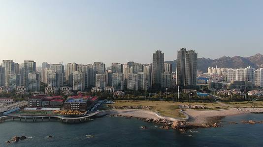 航拍山东青岛城市风光海边景色视频的预览图
