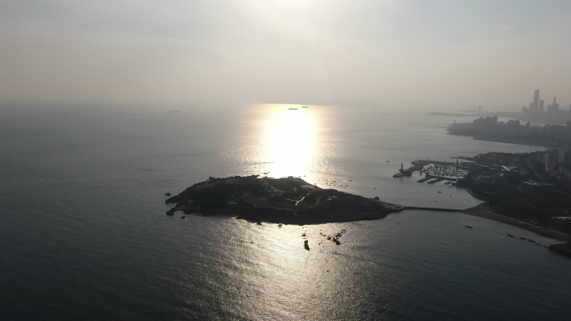 山东青岛城市风光海边景色航拍视频的预览图
