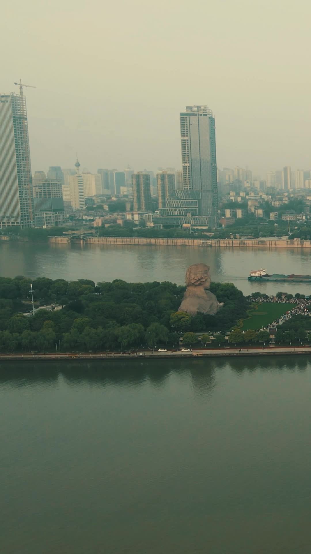 湖南长沙湘江橘子洲风光竖屏航拍视频的预览图