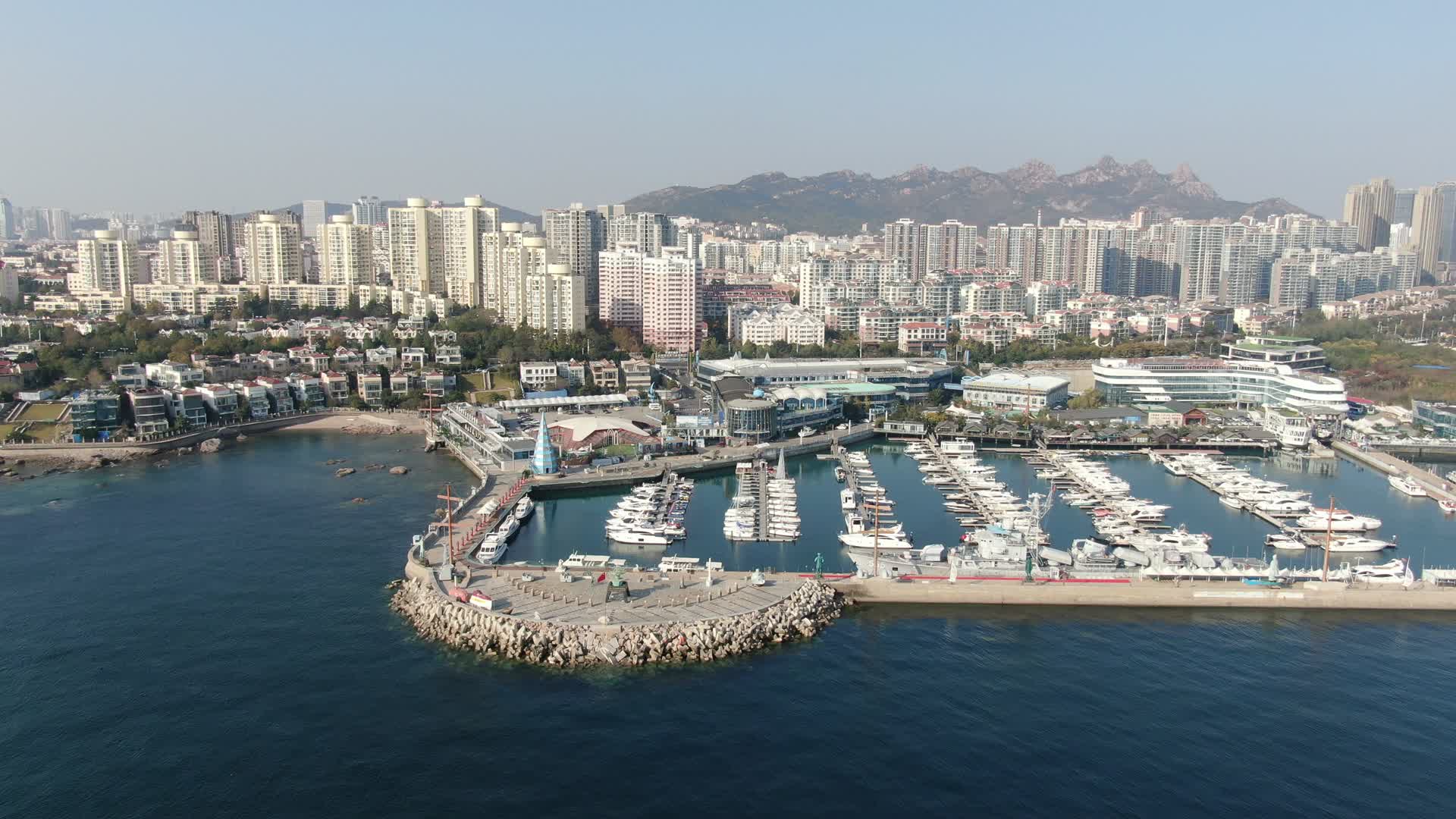 航拍海滨城市青岛蔚蓝大海视频的预览图