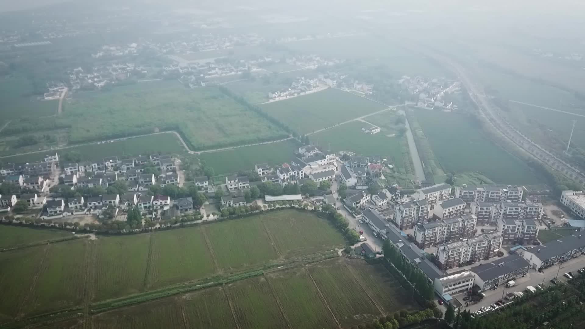 春天迷雾中的乡村视频的预览图