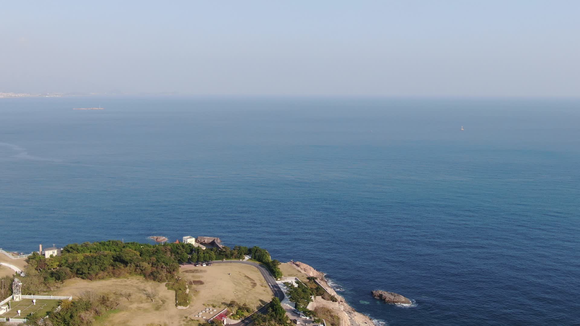 航拍海滨城市青岛蔚蓝大海视频的预览图