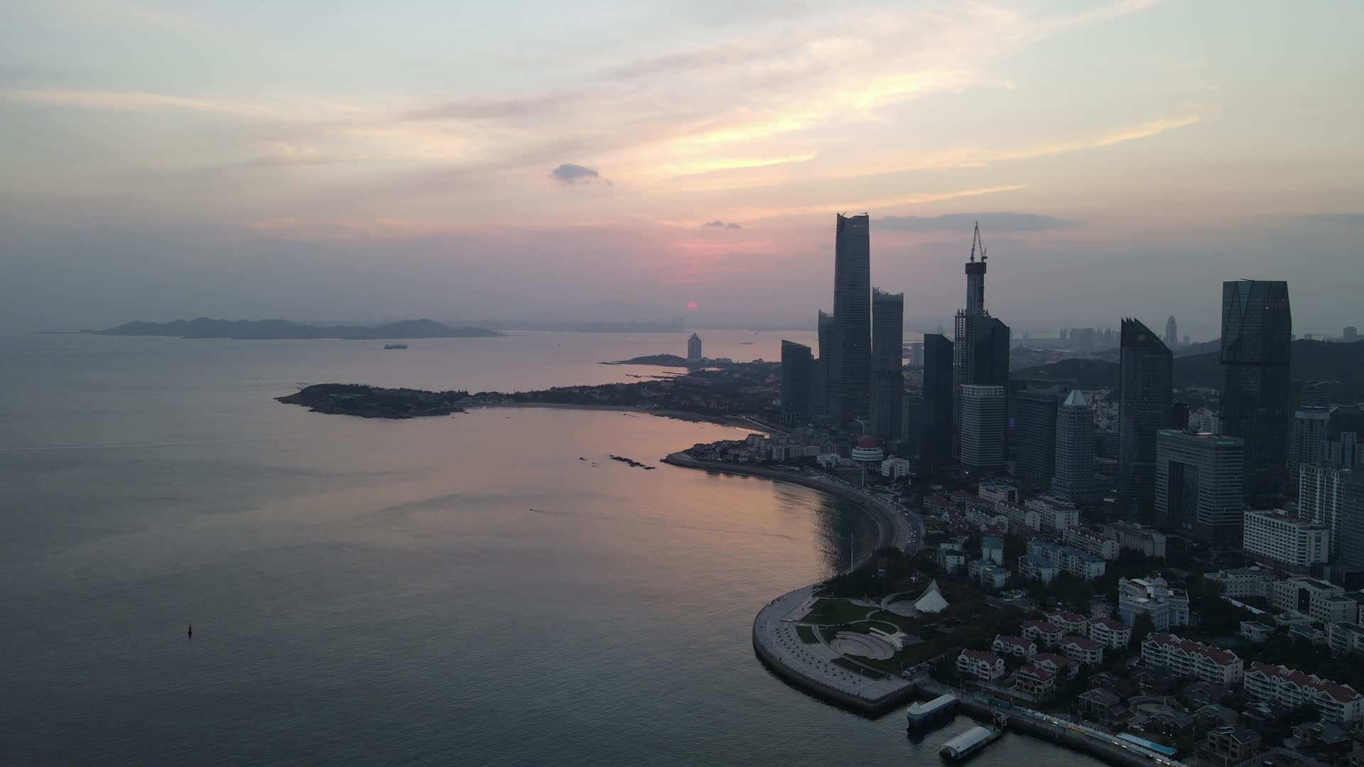 航拍山东青岛城市日落晚霞夕阳视频的预览图