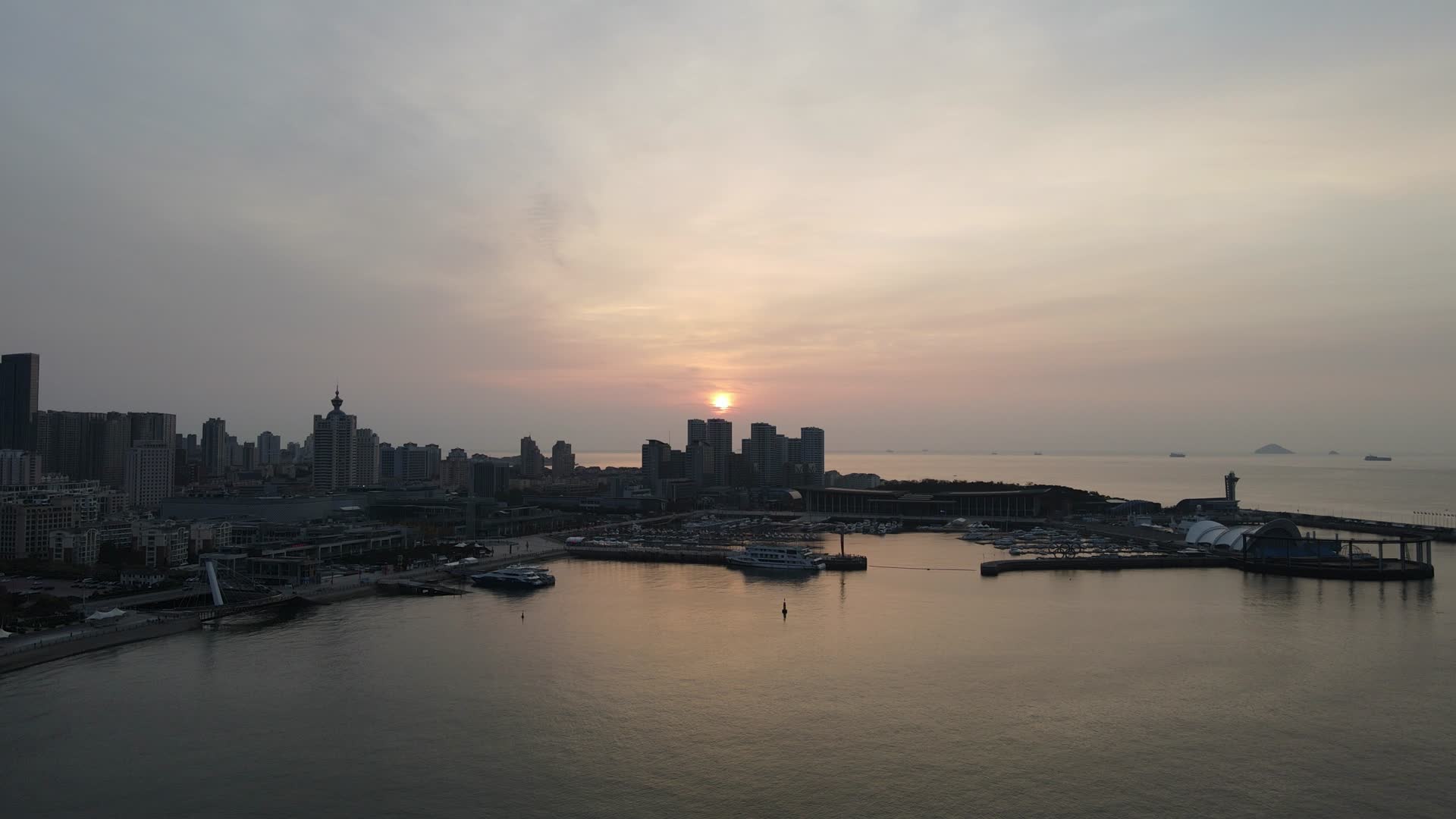 航拍山东青岛城市日出视频的预览图