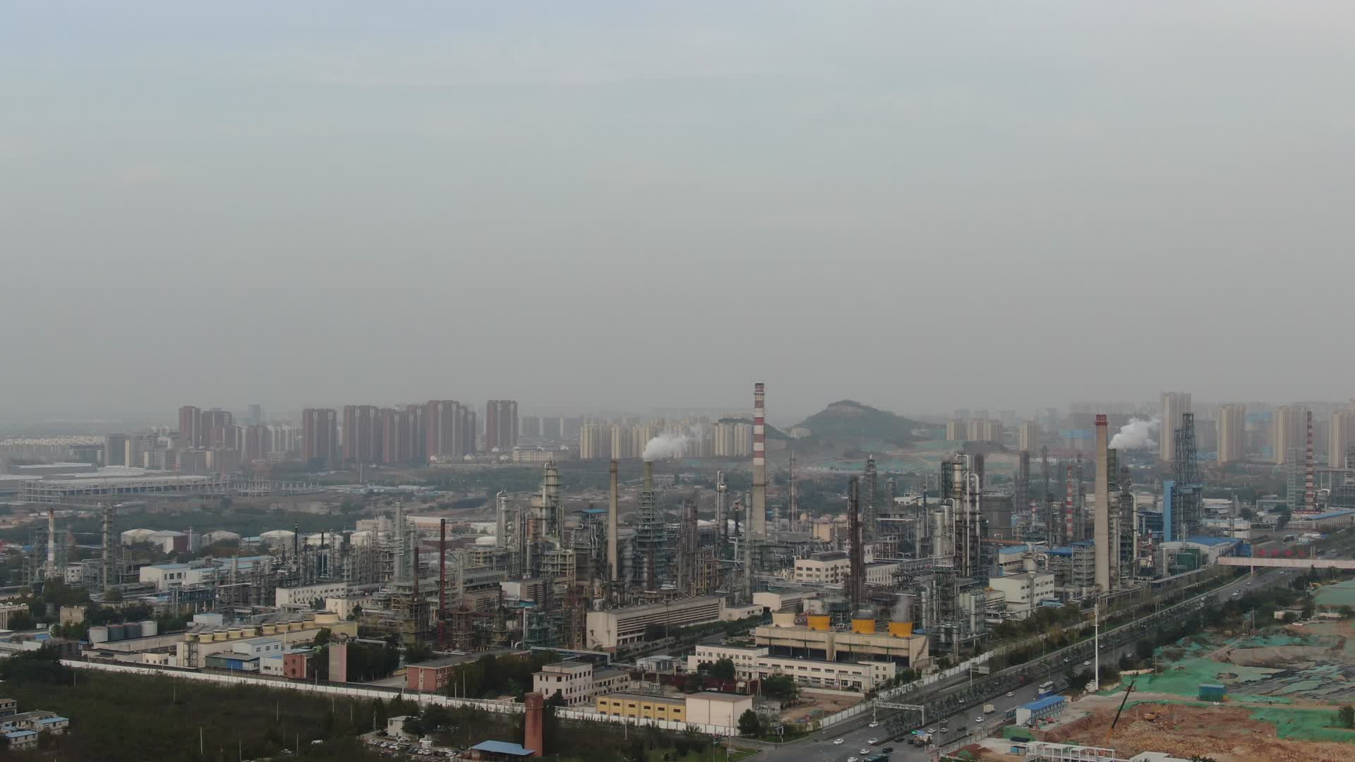 航拍山东青岛工业区城市建设视频的预览图