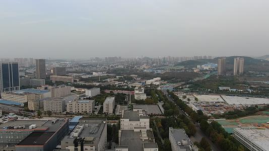 航拍山东青岛工业区城市建设视频的预览图