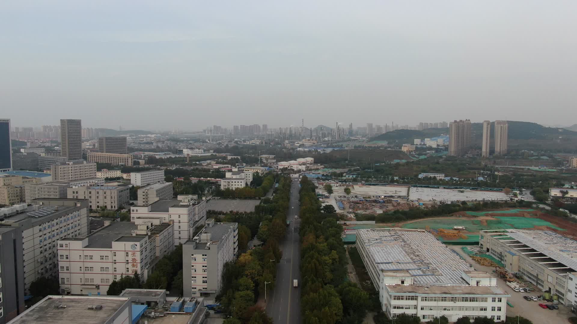 航拍山东青岛崂山区工业区视频的预览图