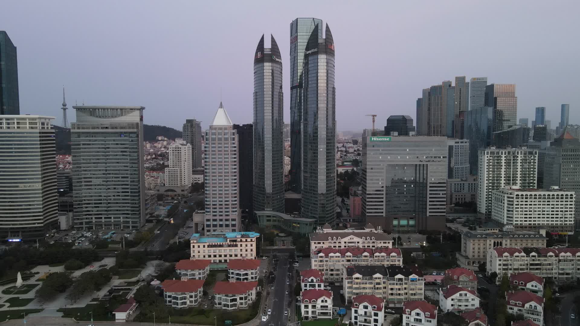 航拍山东青岛世界贸易中心CBD视频的预览图