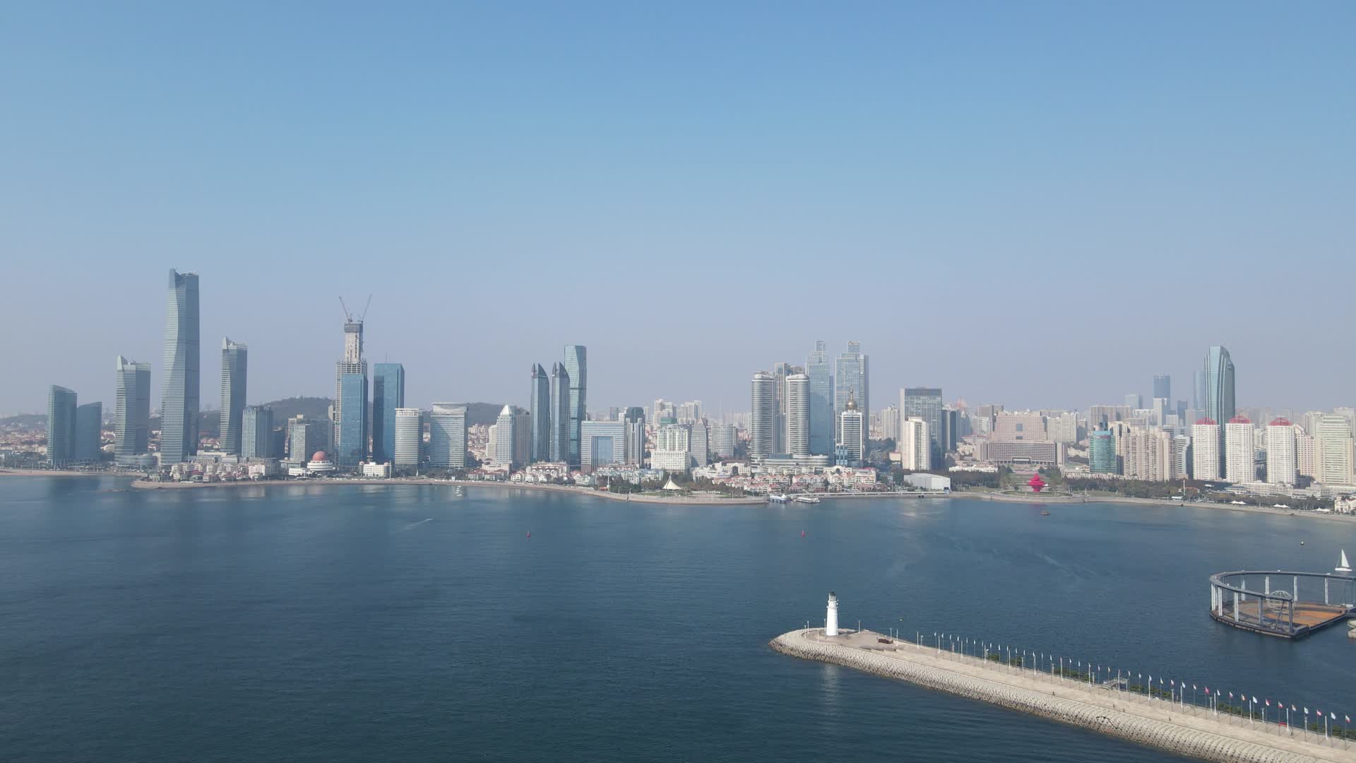 航拍山东青岛五四广场海天中心华润中心视频的预览图