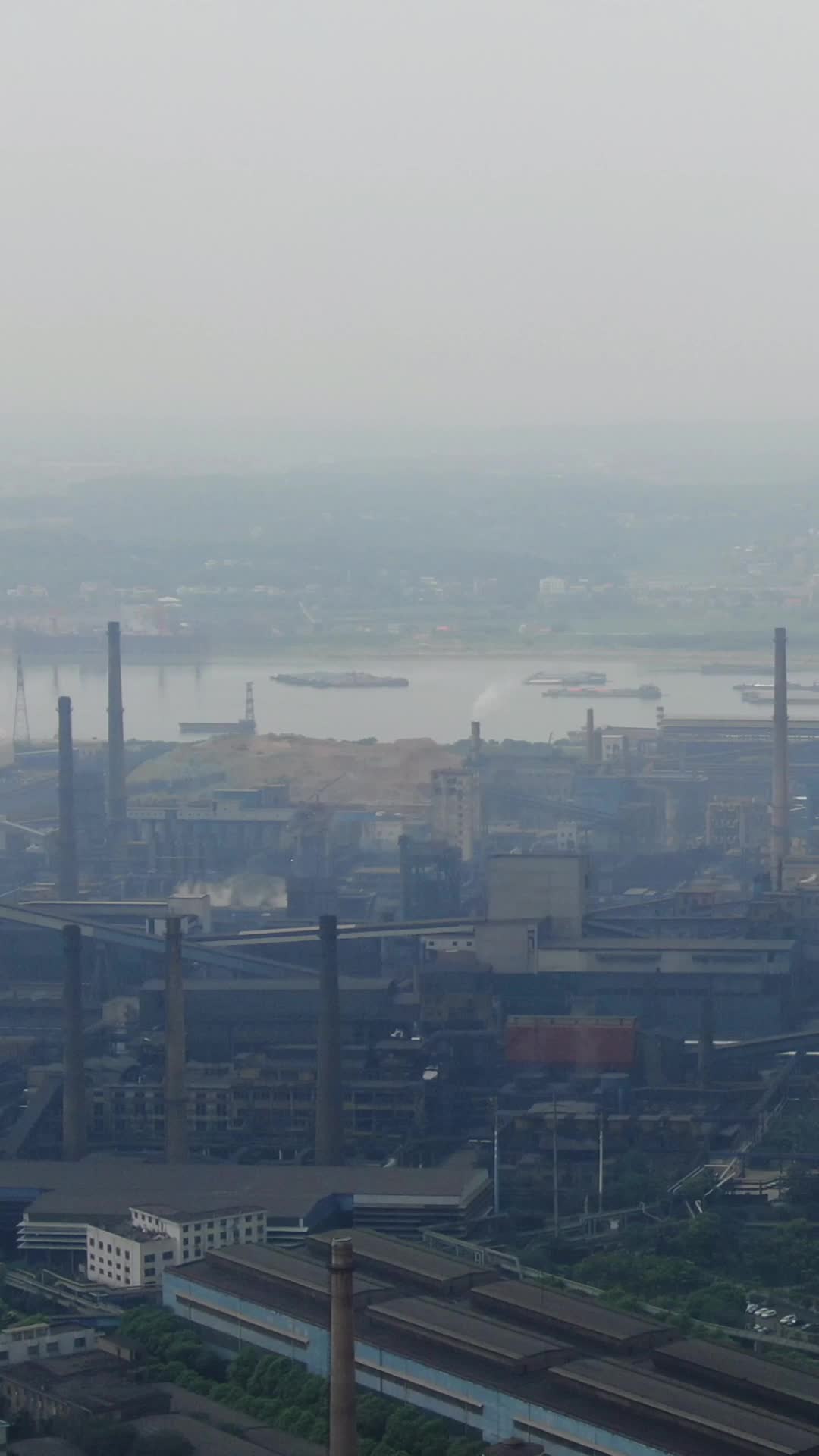航拍工业生产工厂烟冲炊烟视频的预览图
