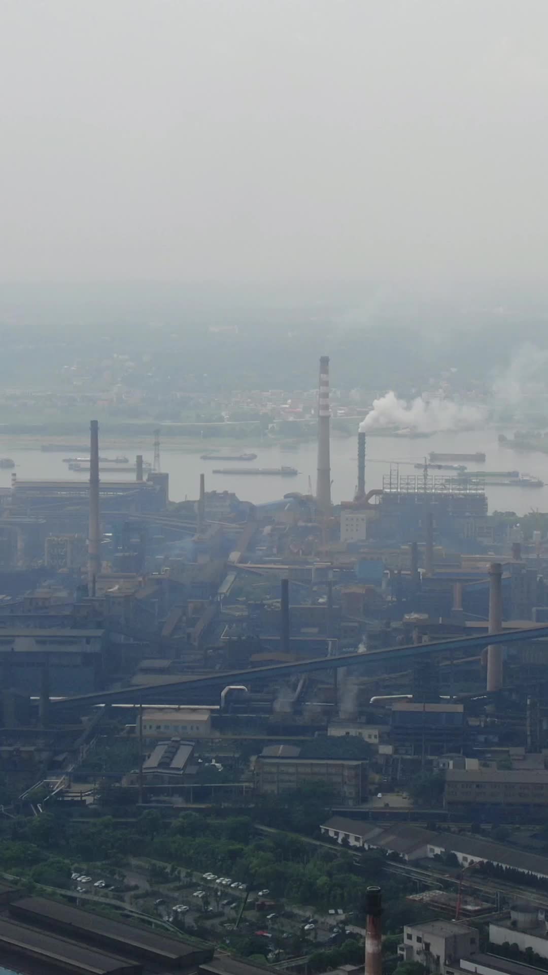 航拍工业生产工厂烟冲炊烟视频的预览图