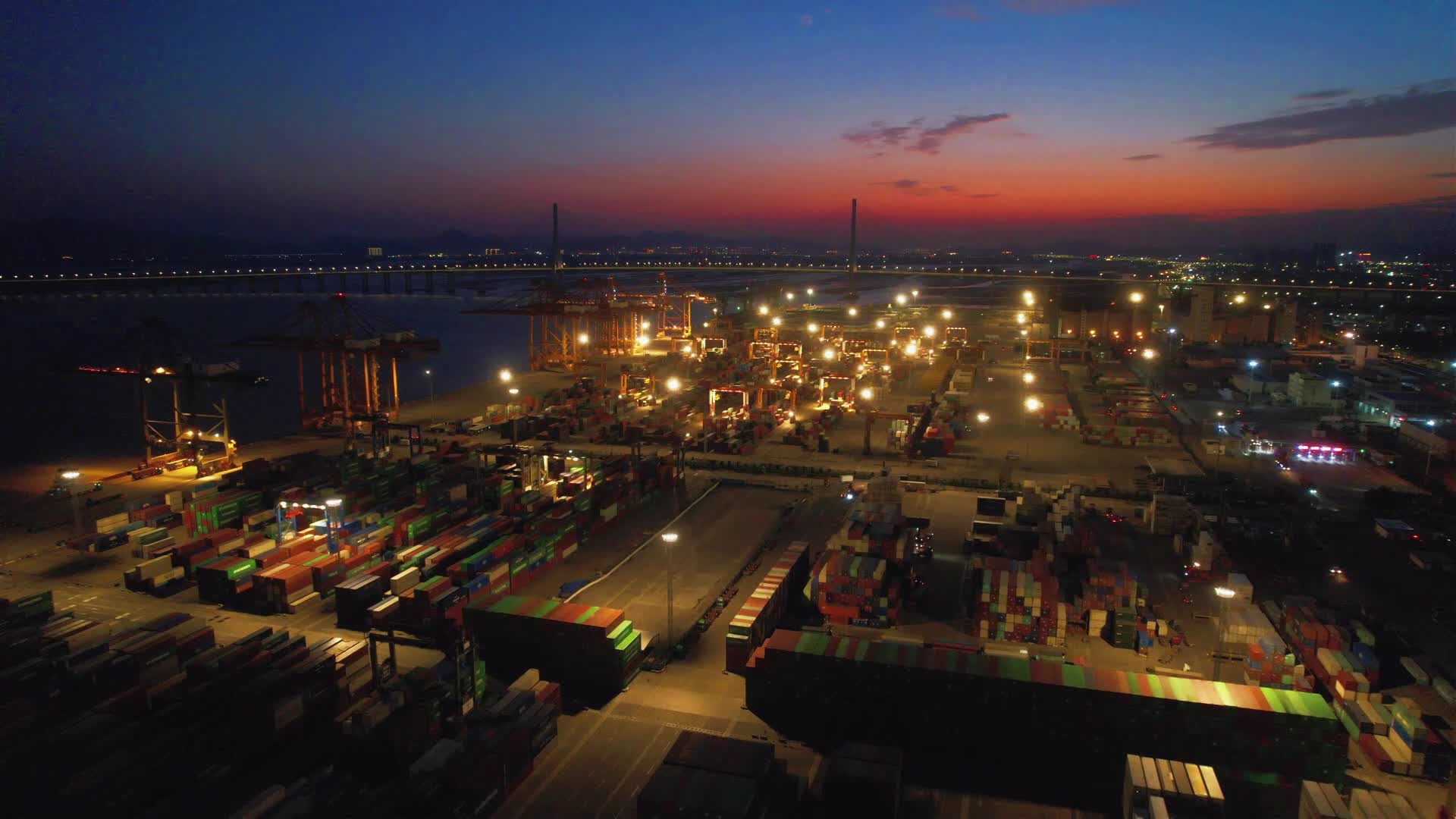厦门航拍厦门港码头风光夜景视频的预览图
