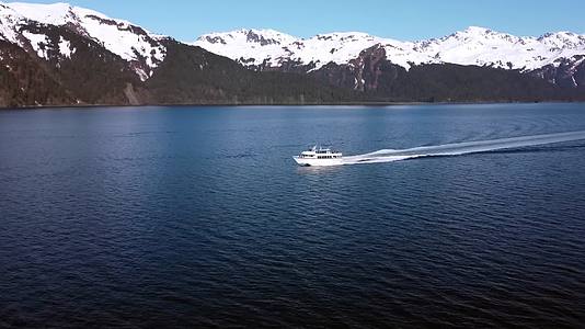 游轮游轮雪山湖面行驶视频的预览图