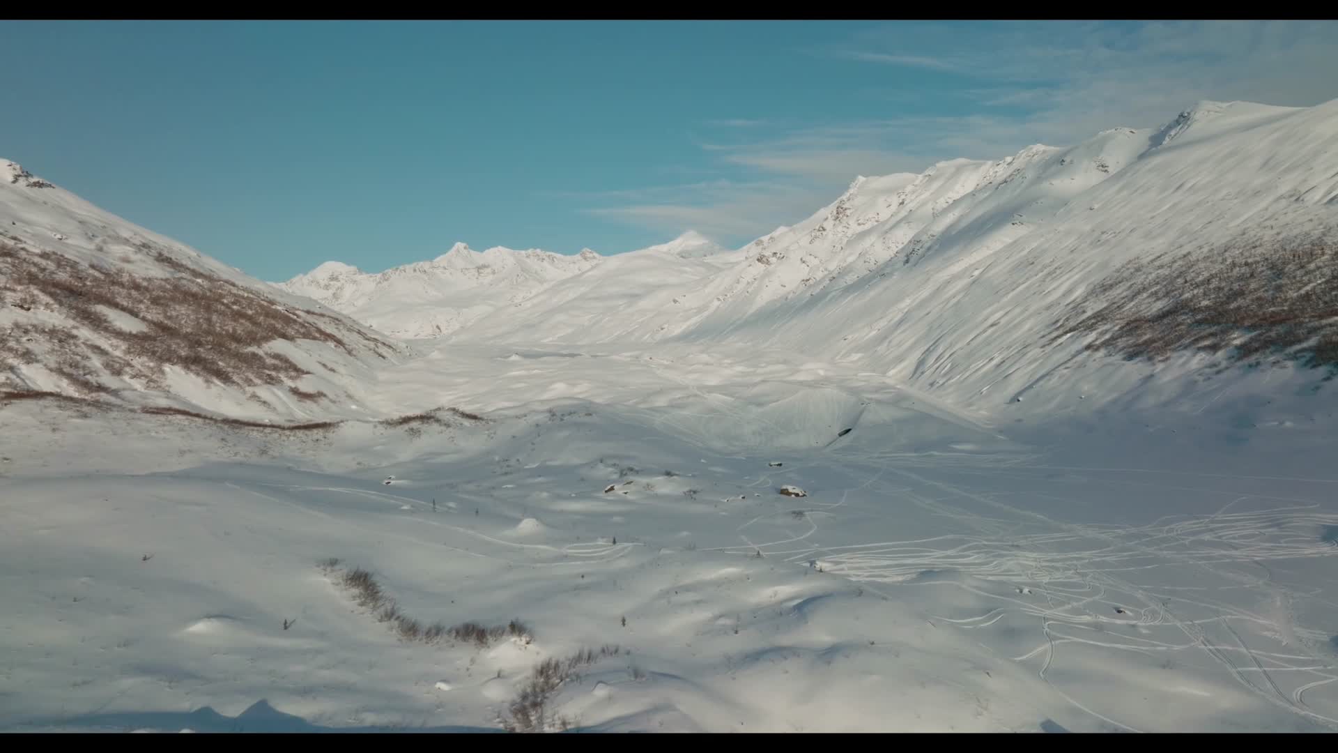 冰原雪地山洞航拍视频的预览图