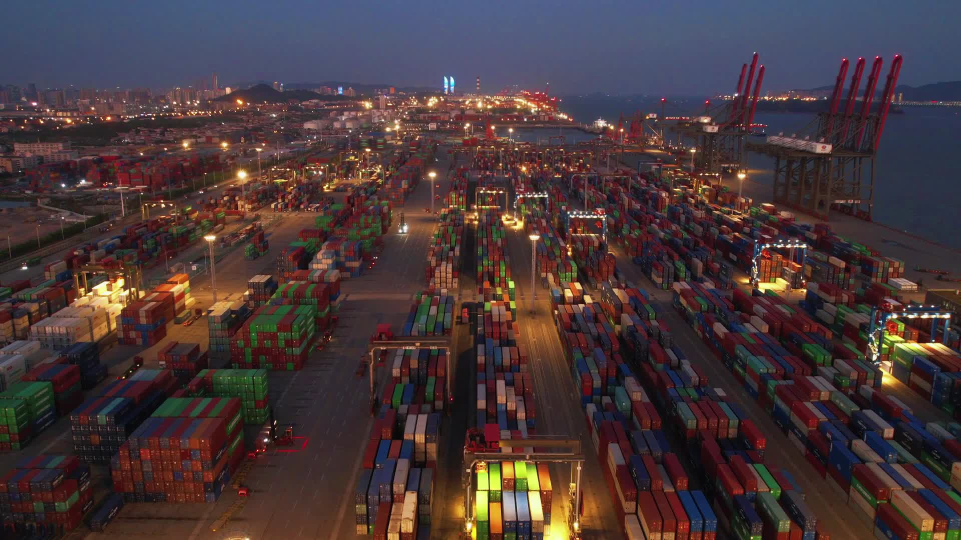 厦门航拍厦门港码头夜景视频的预览图