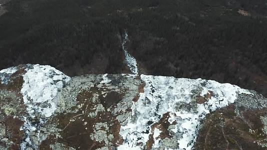 高山悬崖瀑布结冰流水视频的预览图