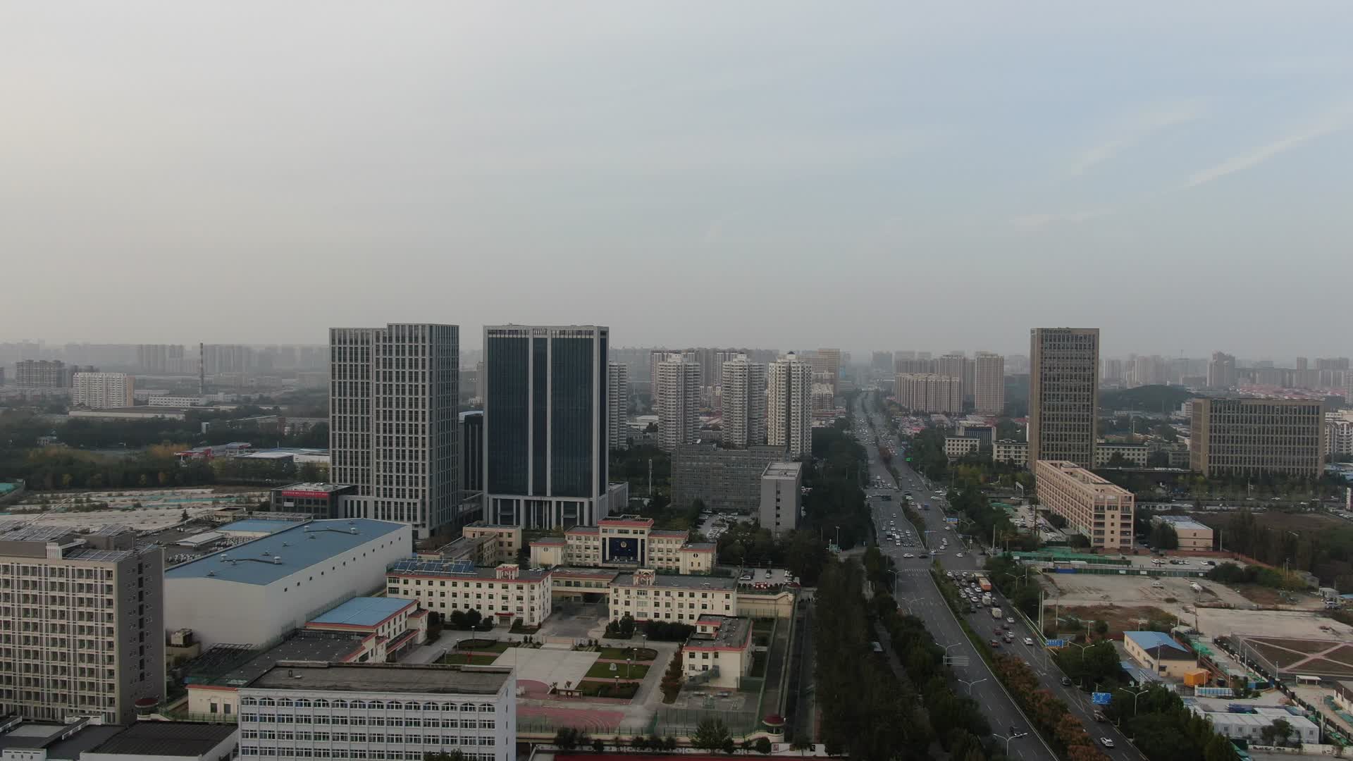航拍山东青岛崂山区城市风光视频的预览图