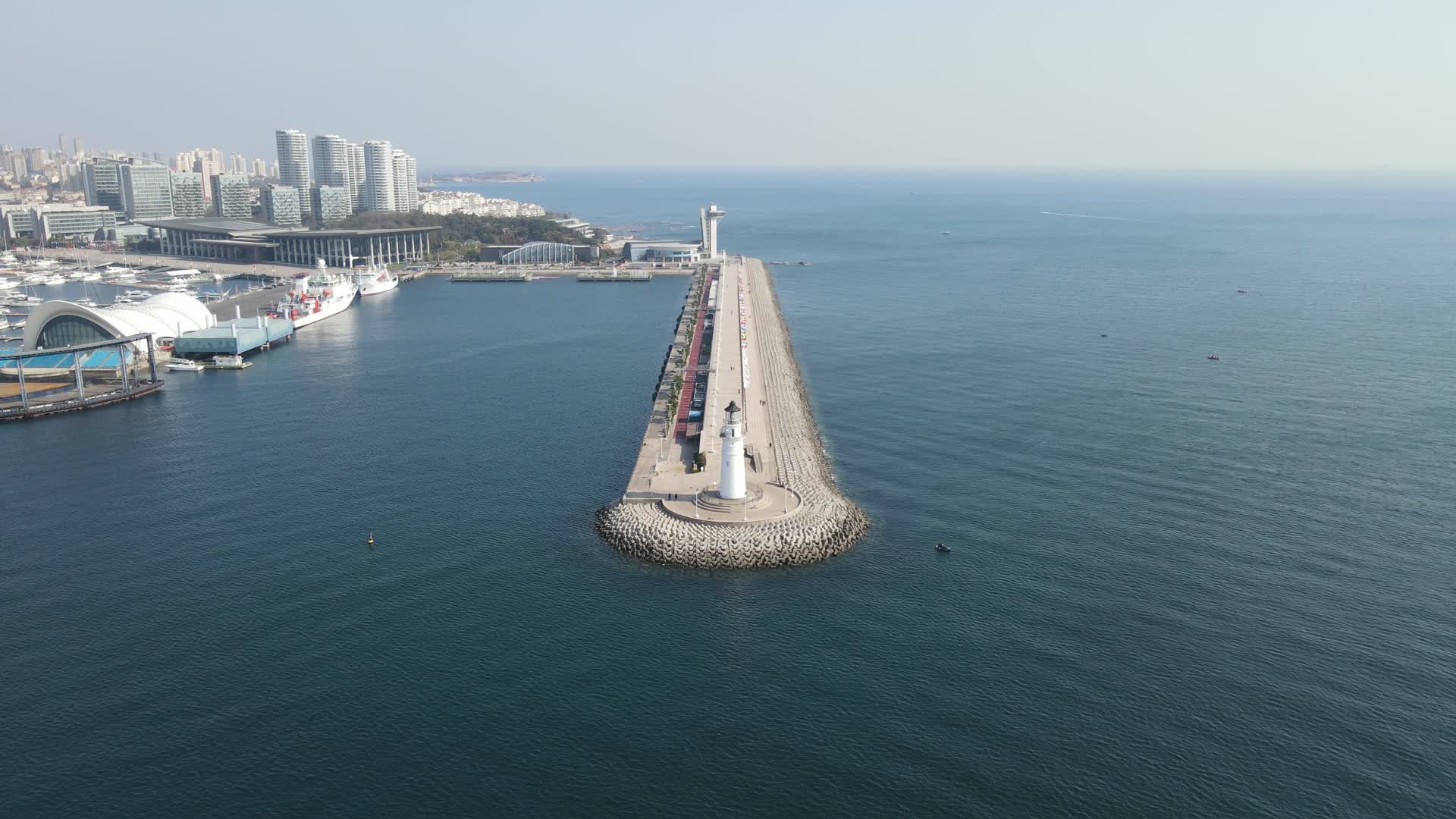 航拍山东青岛奥帆中心灯塔视频的预览图