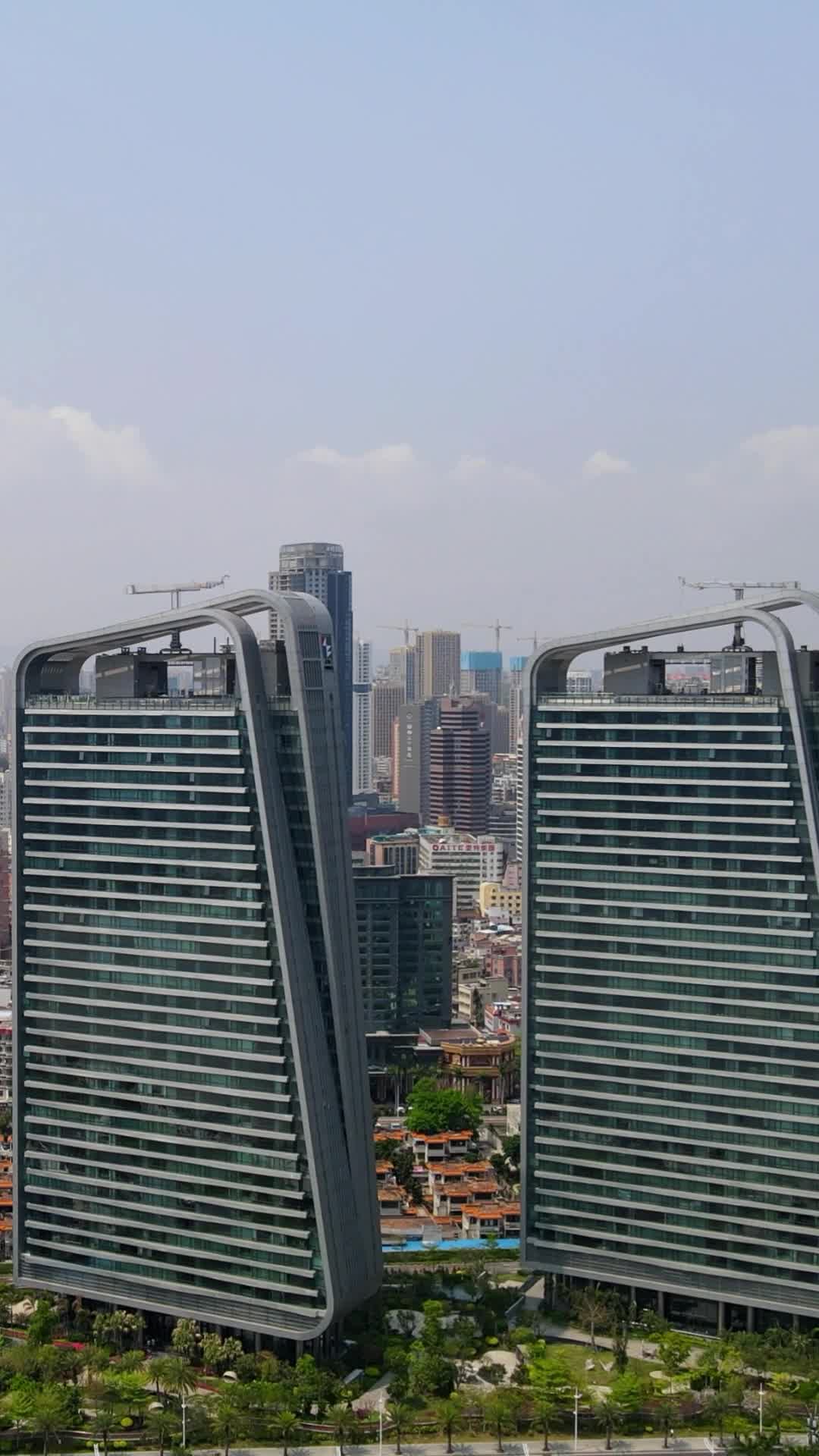 航拍广东珠海高楼建设视频的预览图