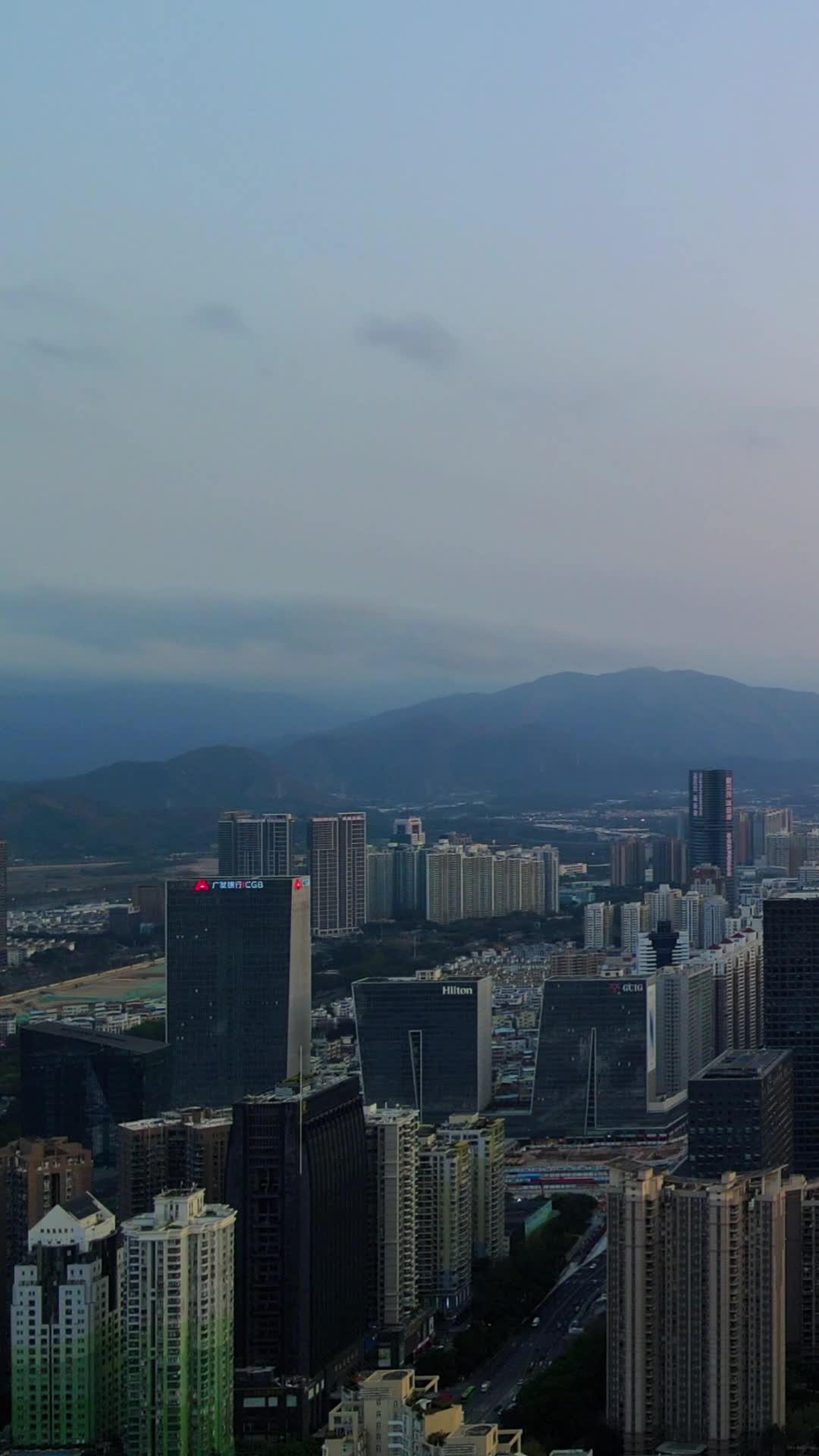 航拍广东深圳城市高楼视频的预览图