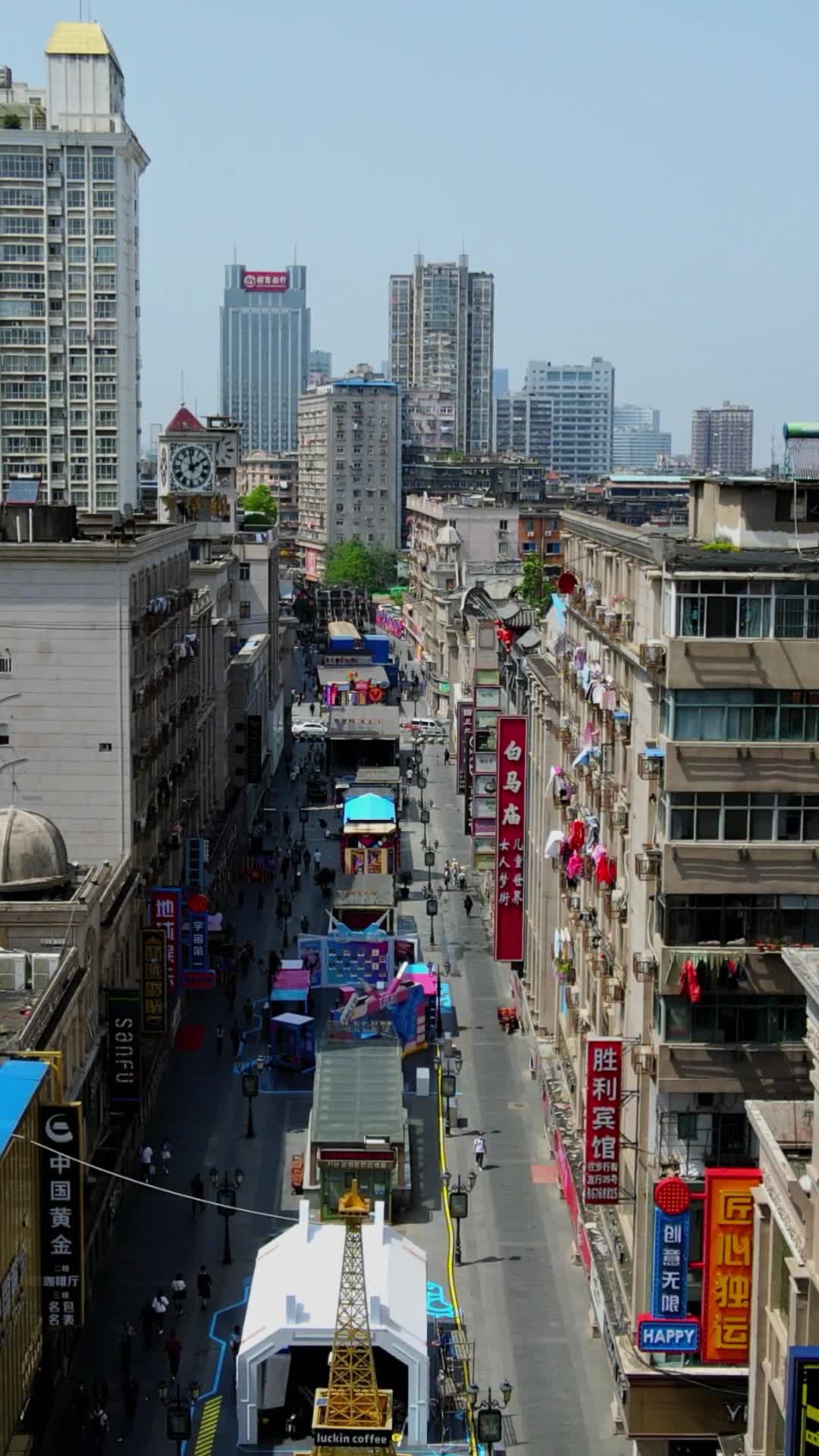 航拍江西南昌胜利路步行街视频的预览图