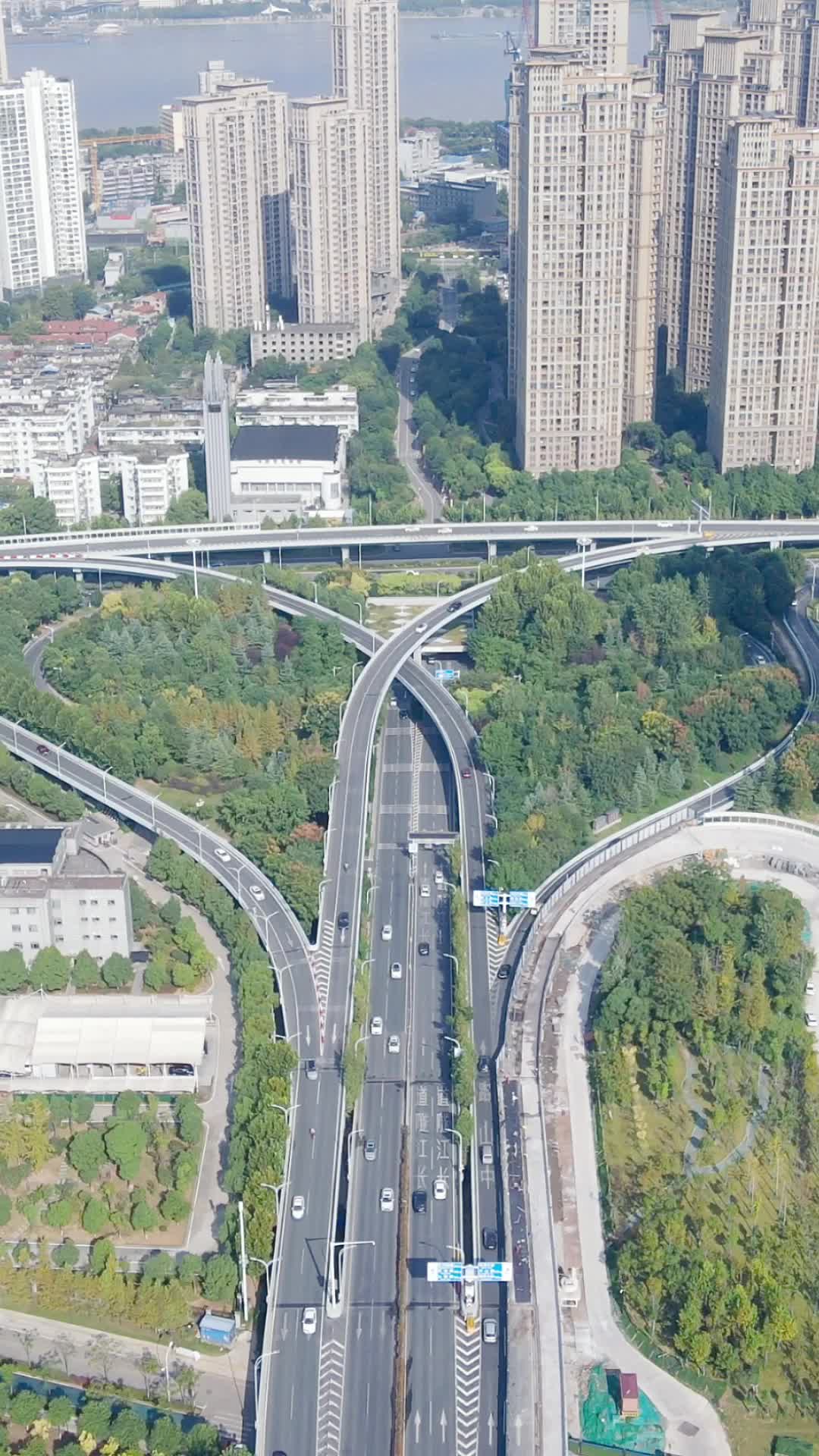 湖北武汉城市交通竖屏航拍视频的预览图