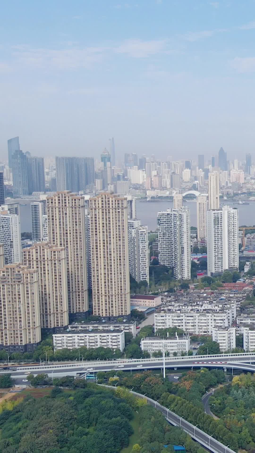 城市高楼建筑竖屏航拍视频的预览图