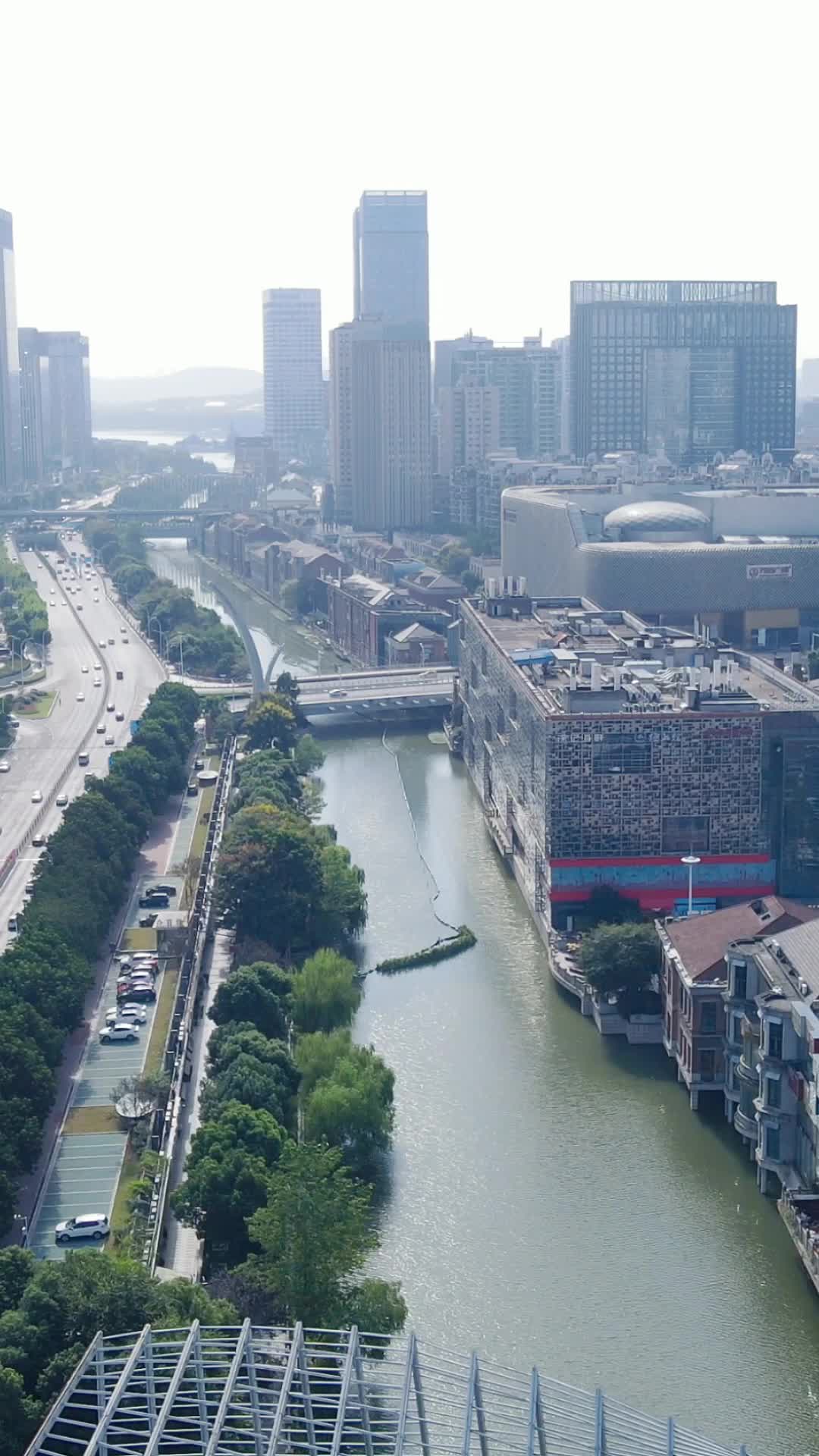 湖北武汉城市交通竖屏航拍视频的预览图