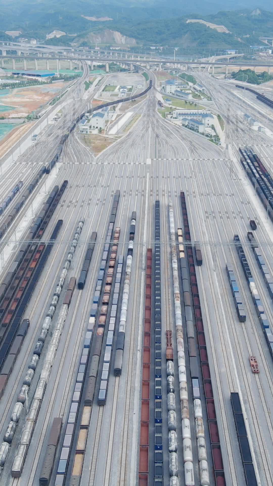 火车站物流枢纽站竖屏航拍视频的预览图