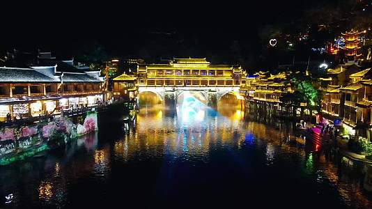 湖南湘西凤凰古城夜景航拍视频的预览图