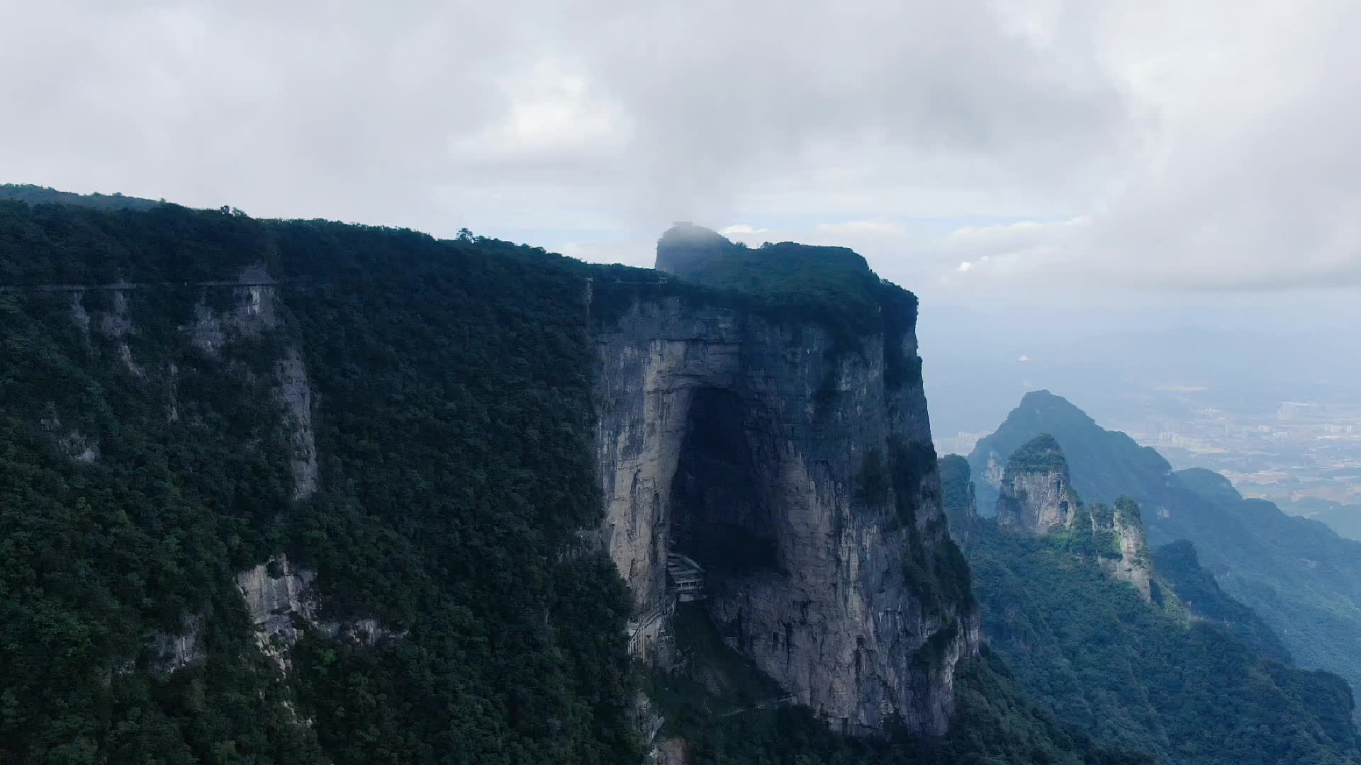 祖国湖南张家界天门山航拍视频的预览图