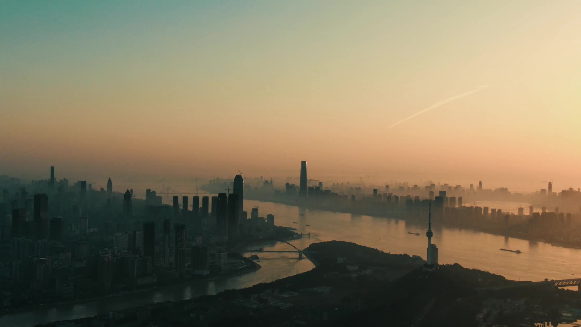 武汉城市日出彩霞迷雾航拍视频的预览图