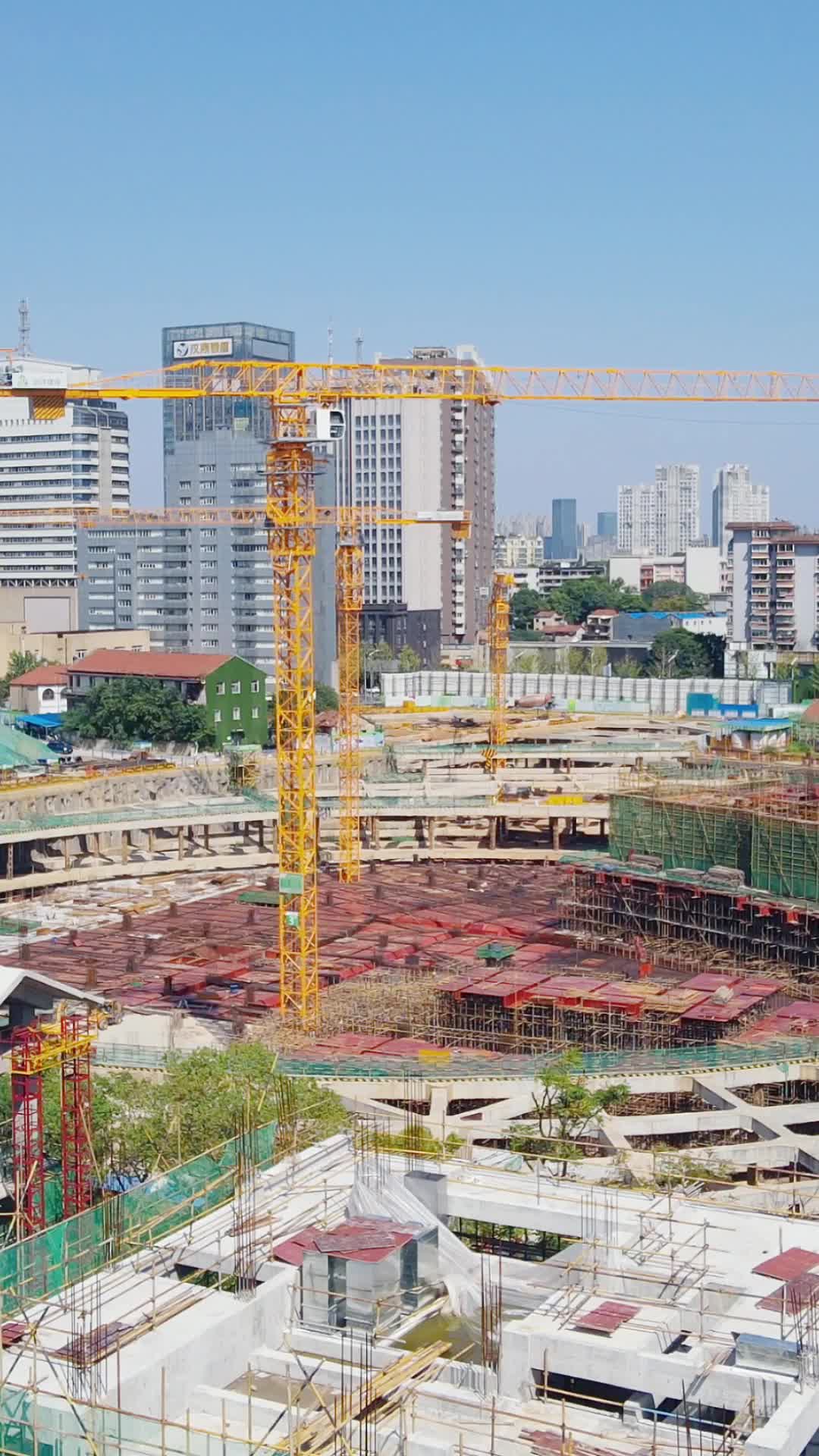 航拍城市施工吊塔视频的预览图