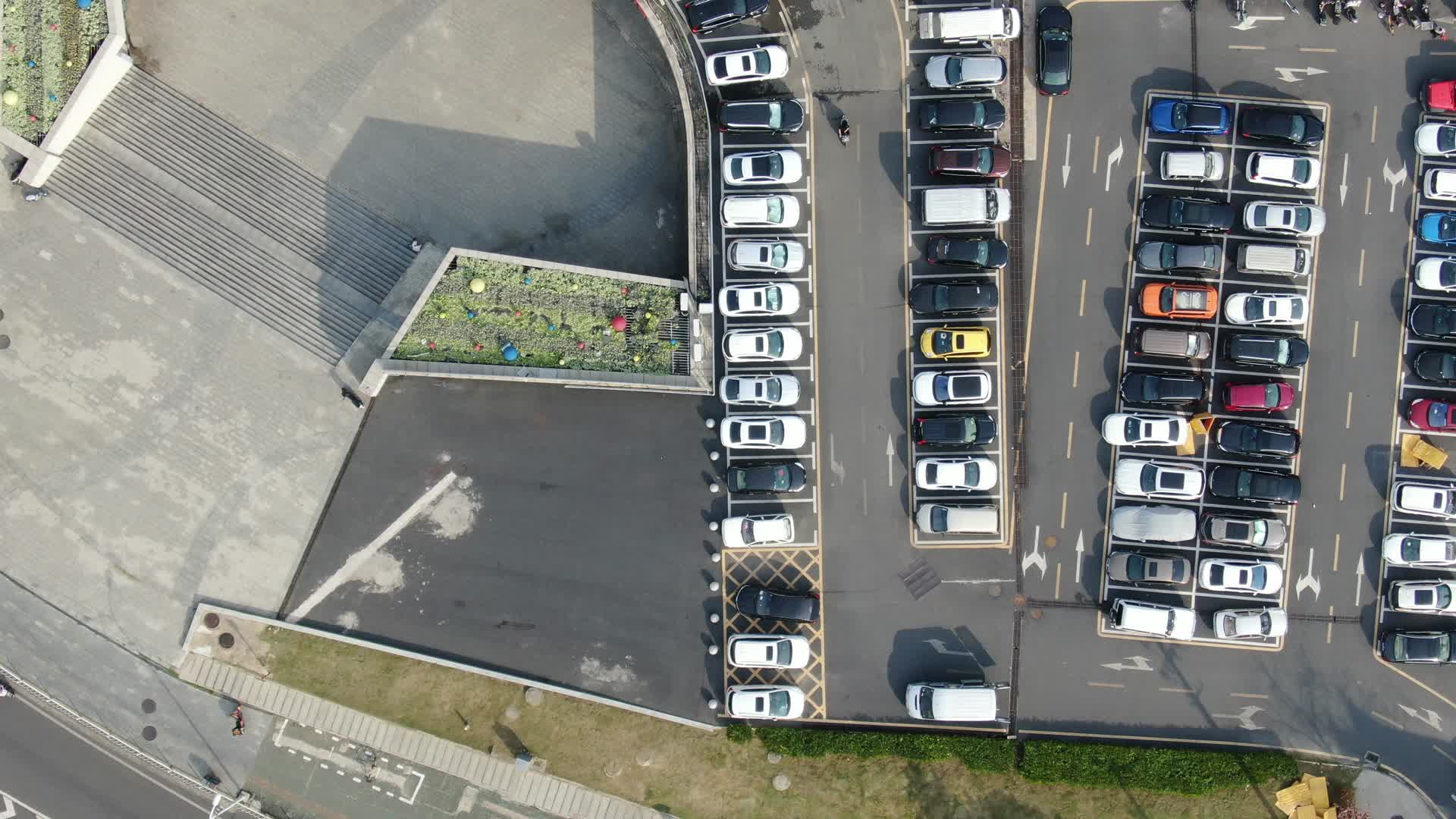 俯拍城市露天停车场视频的预览图