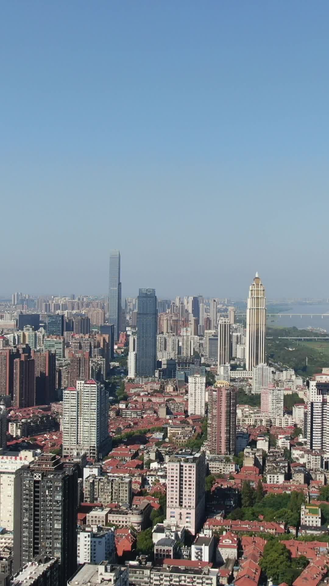 航拍湖北武汉城市天际线视频的预览图