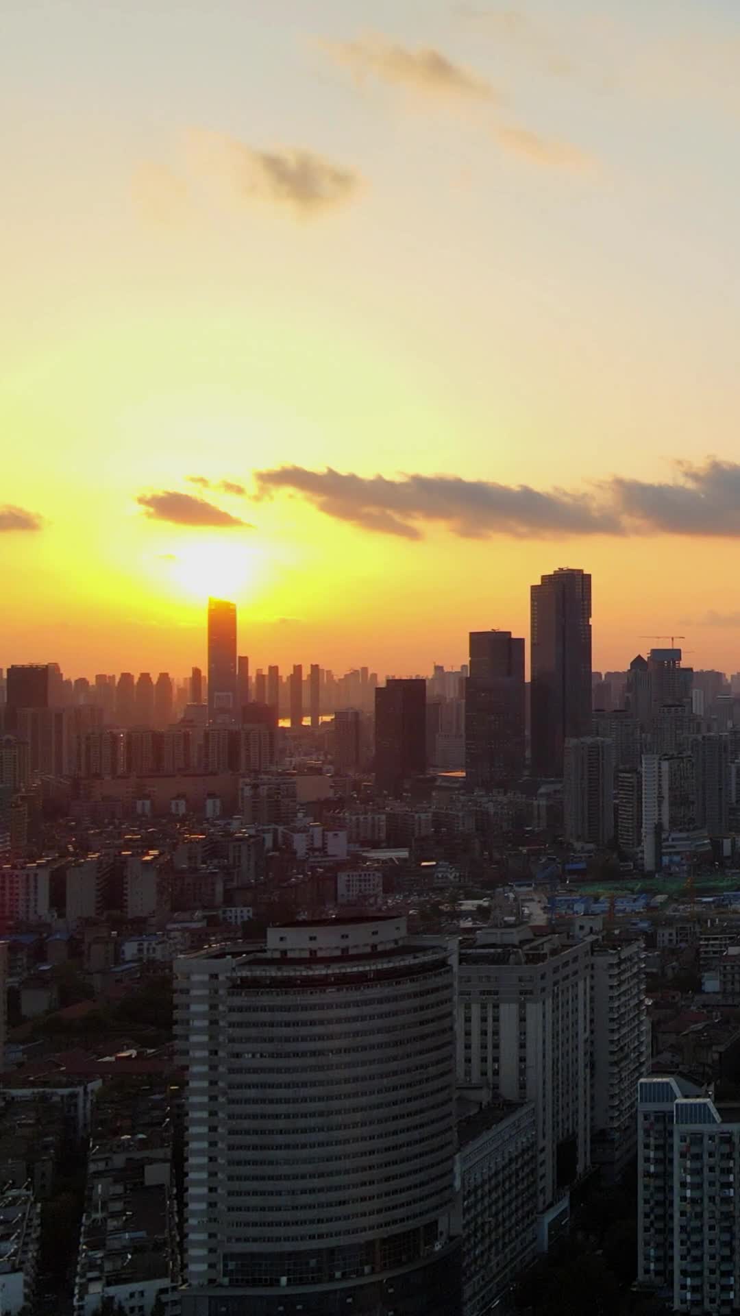航拍湖北武汉日落夕阳视频的预览图