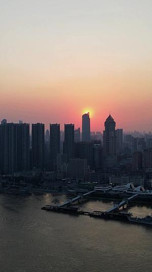 航拍湖北武汉日落夕阳视频的预览图