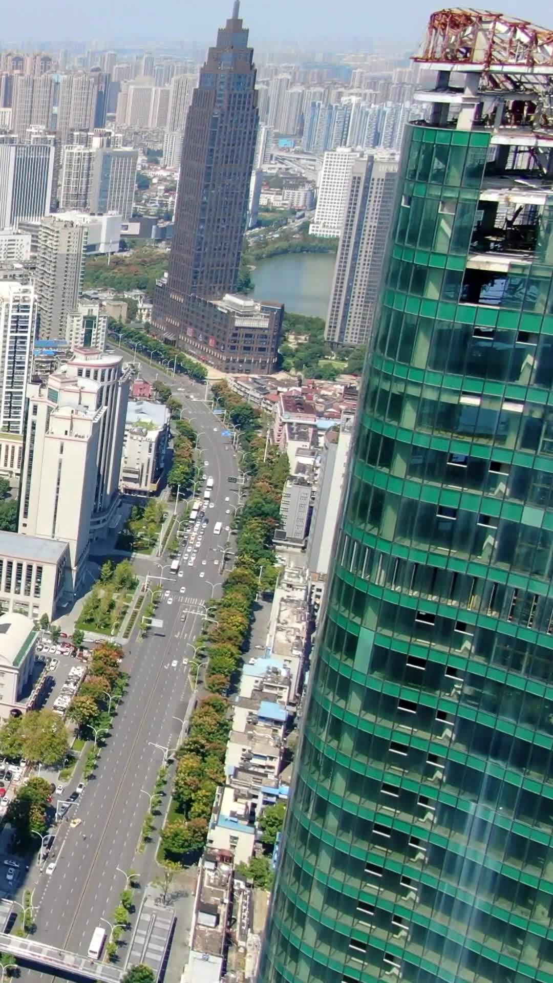 航拍湖北武汉解放大道视频的预览图
