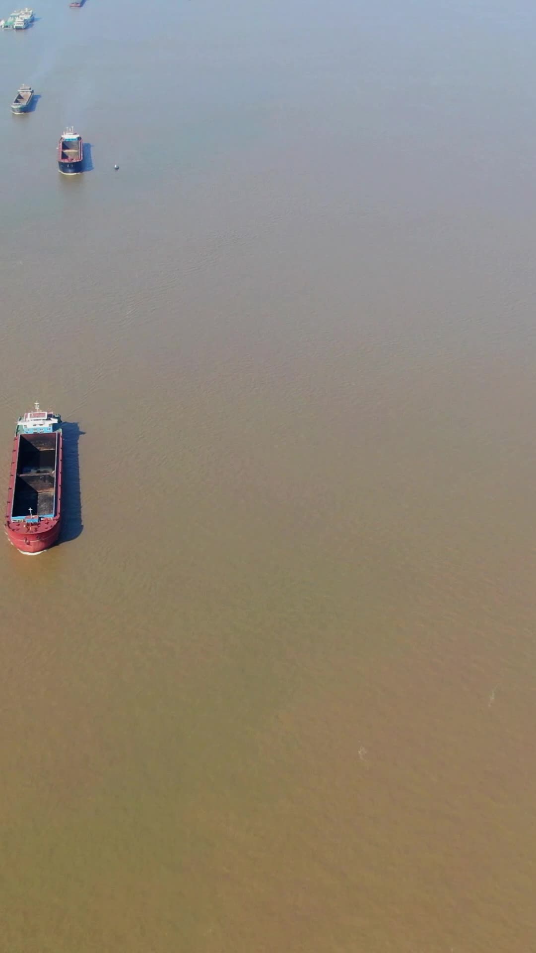 航拍湖北武汉长江货船视频的预览图